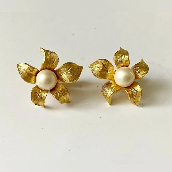 SOLD!! Vintage Designer Quality Golden Faux Pearl Clip on Flower Earrings. - Picture 3 of 5